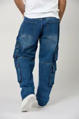 Jean baggy cargo azul de corte amplio, con múltiples bolsillos laterales tipo cargo en las piernas y diseño relajado.