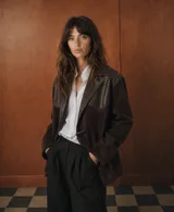 Blazer de diseño estilo western confeccionado en una combinación de cuero con efecto envejecido y gamuza color chocolate. Cuenta con solapas clásicas y cierre frontal con botón tipo duffel.