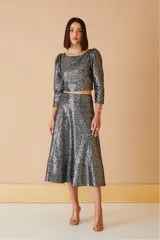 Falda midi plateada cubierta de lentejuelas.