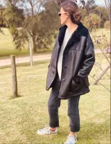 Gamulan de cuero negro con cuello, puños y ruedo de piel sintética negra.