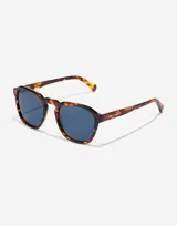 Gafas de sol unisex Hawkers modelo Blackjack, con montura cuadrada de carey y lentes azules.