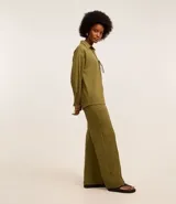 Pantalón recto de piqué azul marino, de tiro alto con cintura elástica y cordón ajustable.