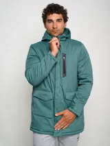 Parka larga color verde con capucha, cierre frontal con cremallera y botones a presión, cuatro bolsillos frontales con solapa y puños ajustables.