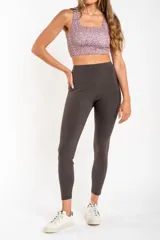 Top deportivo con estampado abstracto en tonos lila y gris.