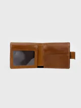 Billetera de cuero bicolor combinando verde militar y marrón tostado, con diseño plegable y cierre de presilla con botón a presión.