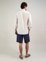 Bermuda de hombre de corte regular fit, color verde militar, confeccionada en mezcla de algodón y elastano. Cuenta con bolsillos laterales y bolsillos traseros.