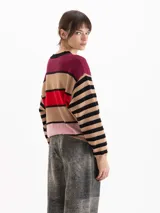Sweater Clover de tejido semi liviano, de calce oversize con escote redondo, hombros caídos y mangas largas. Su diseño a rayas horizontales combina celeste, blanco, verde menta, negro y marrón, e incluye un bordado de abeja en el frente.