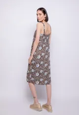 Vestido largo con estampado floral, sin mangas y con tirantes finos. Presenta una abertura lateral y elásticos en la espalda.