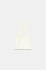 Top de cuello halter con escote en pico pronunciado y detalle de lazada tipo foulard en el cuello. Presenta un diseño combinado con tul y cierre lateral con cremallera oculta.