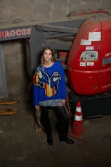 Sweater azul de lana tejido y bordado a mano con dibujo de tucanes en el frente, cuello redondo y puños ajustados.