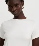 Blusa básica de cuello redondo y manga corta con detalle de dobladillo plegado. Confeccionada en tejido de viscosa con spandex, ofrece un ajuste cómodo y versátil.