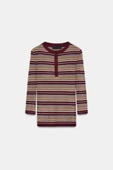 Jersey de punto fino con diseño a rayas horizontales en tonos tierra, bordó y celeste. Presenta cuello redondo, cierre frontal con botones y mangas por debajo del codo.