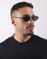 Lentes de sol negros con forma geométrica y marco metálico delgado.