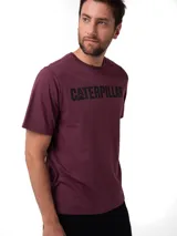 Remera Caterpillar de jersey color bordó, de manga corta y cuello redondo, con el logotipo de la marca estampado en negro en el pecho.