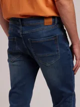 Jean de corte slim fit con cintura media, confeccionado en denim de tono azul claro con acabado lavado.