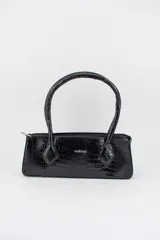 Cartera tipo baguette color negro con textura efecto cocodrilo, diseño alargado, doble asa de mano y cierre superior.