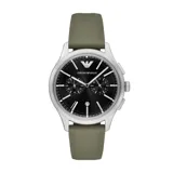 Reloj analógico Emporio Armani con caja de acero inoxidable plateada, esfera negra con subesferas de cronógrafo y correa de cuero en color verde oliva.