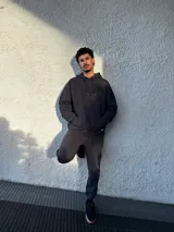 Pantalón de jogging negro de felpa con corte holgado.