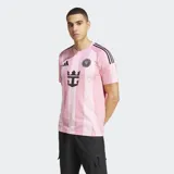 Camiseta de fútbol Adidas del Inter Miami CF, modelo Home 25/26, para hombre. Diseño a rayas verticales en dos tonos de rosa, con detalles negros en cuello, hombros (tres franjas) y logos. Incluye el escudo del club y el logo de Royal Caribbean como patrocinador principal.