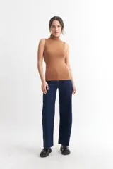 Chaleco negro de punto con cuello alto y sisas amplias.