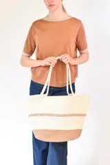 Bolso tipo tote de yute color beige con franjas horizontales marrones y asas de soga.