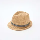 Sombrero de paja estilo Borsalino color beige con cinta decorativa rayada en tonos azul marino y blanco alrededor de la copa.