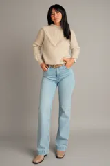 Pantalón de jean azul claro de tiro alto, con corte recto y diseño clásico. Presenta costuras reforzadas y una leve abertura en la botamanga.