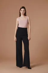 Pantalón de vestir negro de talle alto y corte recto con silueta amplia y caída fluida.