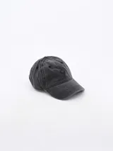 Gorra tipo baseball de color gris con efecto lavado y pequeño logo de palmera bordado en el frente.