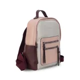 Mochila combinada en tonos beige, rosa y bordó, con apertura superior y dos bolsillos frontales con cierre metálico. Incluye bolsillos laterales y tres bolsillos internos. Tiene correa larga regulable y correas de espalda regulables.