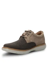 Zapato casual de hombre Hush Puppies modelo Bangu, con diseño híbrido que combina cuero en la parte trasera y tejido técnico transpirable en la puntera. Cuenta con cordones al tono, suela de EVA flexible y diseño ergonómico para mayor confort.