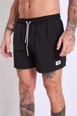 Short de baño color marrón con cordón ajustable en la cintura.
