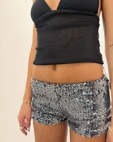 Shorts de tiro bajo, ajustados, cubiertos completamente de lentejuelas plateadas/grises.