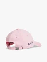 Gorra de béisbol de seis paneles Tommy Hilfiger, color rosado, confeccionada en puro algodón. Presenta un diseño con ojales de ventilación, botón superior y visera curvada con costuras texturizadas. Destaca por el logo de la marca bordado en fuente script azul marino en la parte frontal y lateral.
