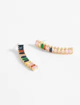 Aros colgantes largos dorados con incrustaciones de strass verde esmeralda.