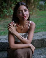 Brazalete abierto de bronce con forma de rama.