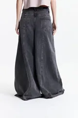 Pantalón de jean negro de tiro alto, corte oxford y pierna extra ancha.