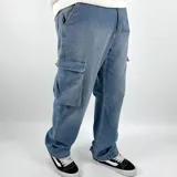 Pantalón de jean celeste, corte amplio, con bolsillos cargo laterales y traseros.