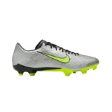 Championes de fútbol Nike Zoom Vapor 15 Academy, color plateado con detalles en negro y verde flúor.