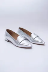 Mocasines plateados de cuero con punta fina y detalle de antifaz.