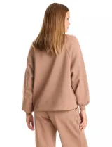 Buzo de corte holgado con sisa raglán y mangas largas con puños ajustados. Presenta un estampado sutil de animal print tono sobre tono y escote redondo a la base.