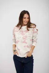 Buzo de tejido de punto con diseño estampado floral en tonos rosa y gris sobre base color crudo. Presenta cuello redondo y mangas largas con puños ajustados.