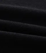 Suéter de corte regular, cuello redondo y manga larga, confeccionado en tejido de viscosa con textura suave y caída ligera.