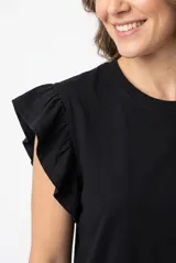 Remera color beige con cuello redondo y mangas cortas adornadas con volados fruncidos.