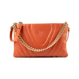 Bandolera naranja de cuero sintético con diseño acolchado rectangular y costuras a tono. Tiene acceso con cierre, correa regulable, herrajes dorados, un compartimento principal y bolsillos internos (uno con cierre y otro abierto).