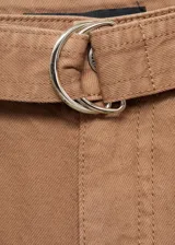 Short de gabardina marrón de tiro medio, diseño recto tipo bermuda, con pinzas en la parte delantera, bolsillos laterales y cinturón ajustable incorporado.