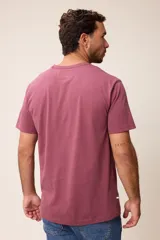 Remera básica de manga corta con cuello redondo y corte regular fit. Presenta un pequeño bordado en el pecho.