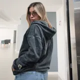 Campera con capucha y cierre frontal Eseele, modelo Eseele Club Stone, con acabado stonewash de efecto desgastado en color gris carbón, bolsillos delanteros y logo ovalado retro en la espalda.