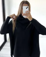 Poleron negro de corte mega oversize con cuello caído y mangas largas con puños acanalados.