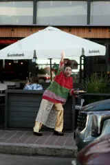 Buzo tejido en jersey rayado con hilados jaspeados y plenos, de fit holgado y cómodo.